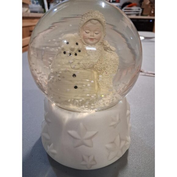 Snow Globe With Child & Snowman Figurine On White Star-Patterned Base Dept 56 Mu - Picture 6 of 8
